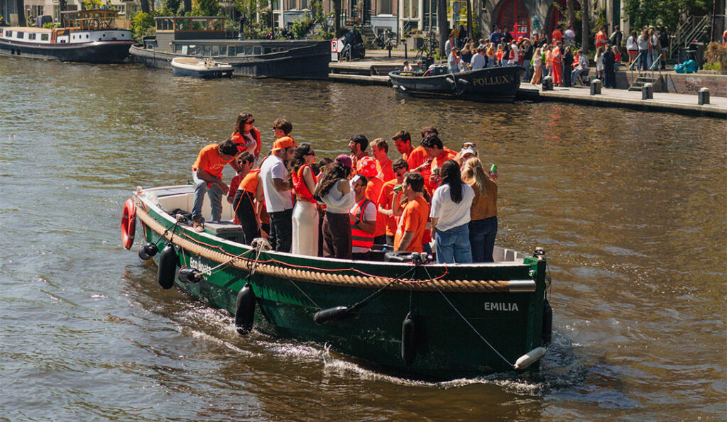 koningsdag feestje op een boot in amsterdam