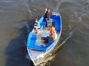 Een gezin dat een tochtje maakt met de Amstel Sloop op de grachten van Amsterdam