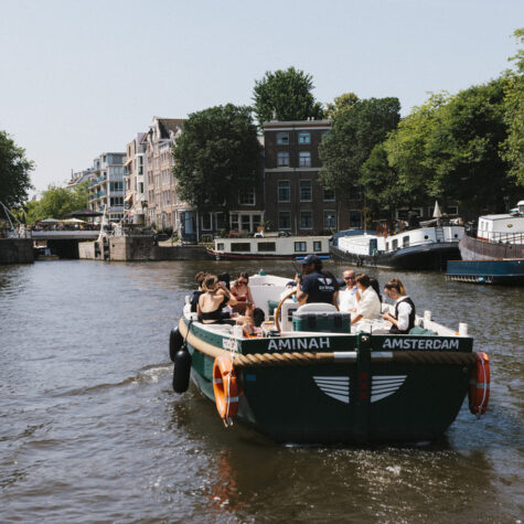 Een Eco Boats rondvaart door de grachten van Amsterdam in de zomer