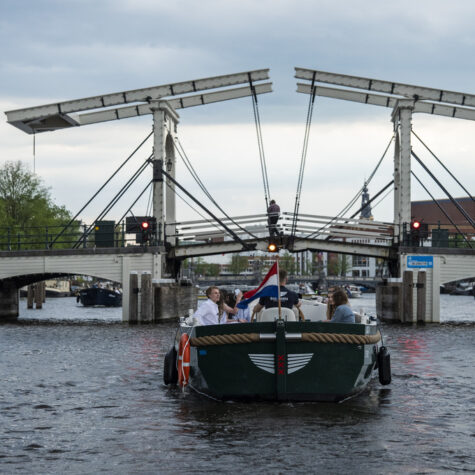 Een Eco Boats-kanaalcruise onder de Magere Brug door