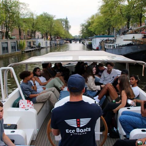 Een volledige rondvaart door de grachten tijdens een prachtige zomeravond