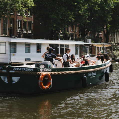 Een borrelcruise van Eco Boats door de grachten van Amsterdam in de zomer