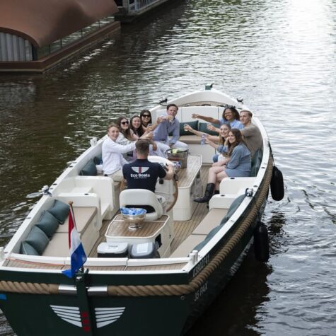 Een rondvaart door de grachten van Amsterdam op een warme zomeravond