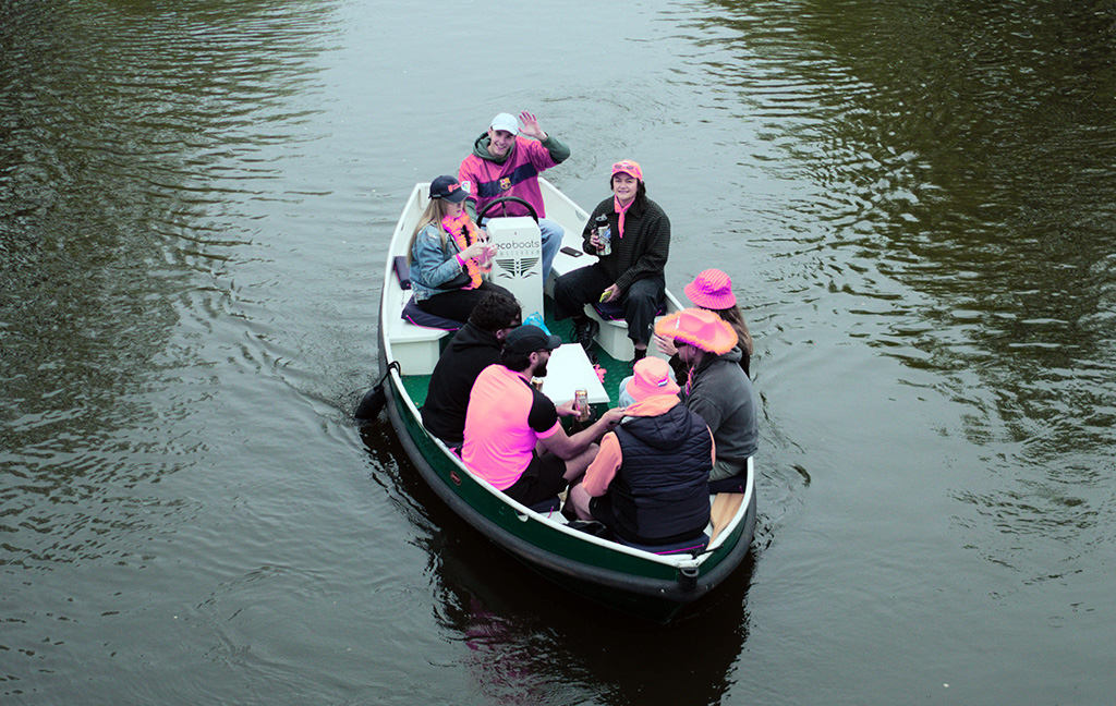 Kleine Gay Pride Boot zonder schipper