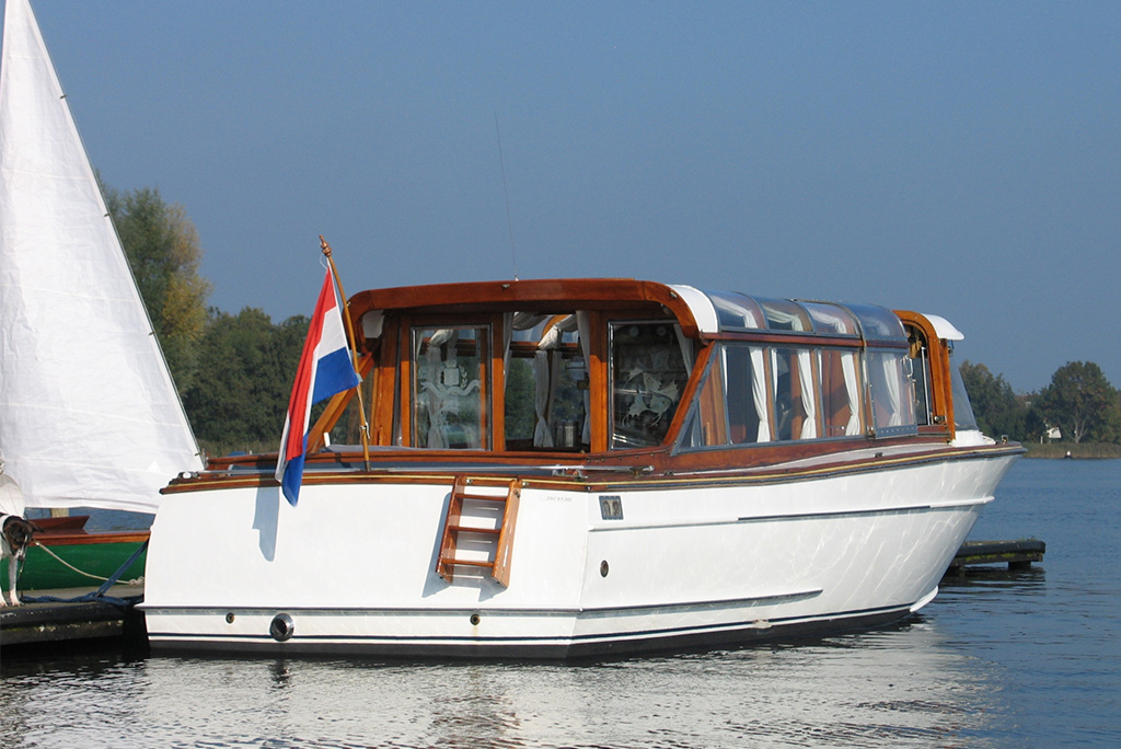 rent a classic boat amsterdam