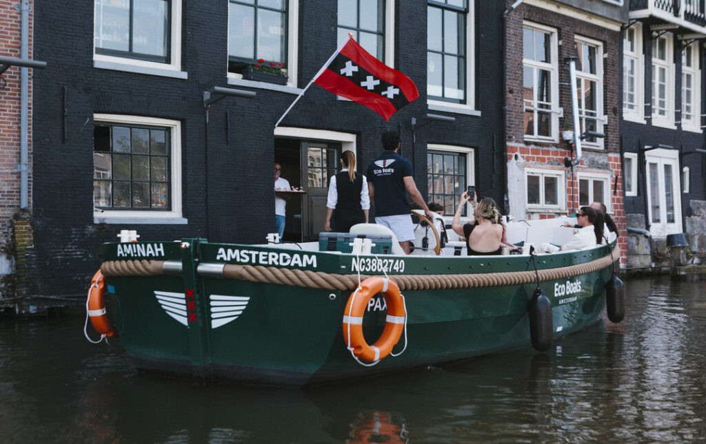 Een privé-cruise met kaas en wijn maakt een tussenstop om een assortiment Nederlandse kazen op te halen.