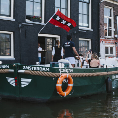 Een privé-cruise met kaas en wijn maakt een tussenstop om een assortiment Nederlandse kazen op te halen.