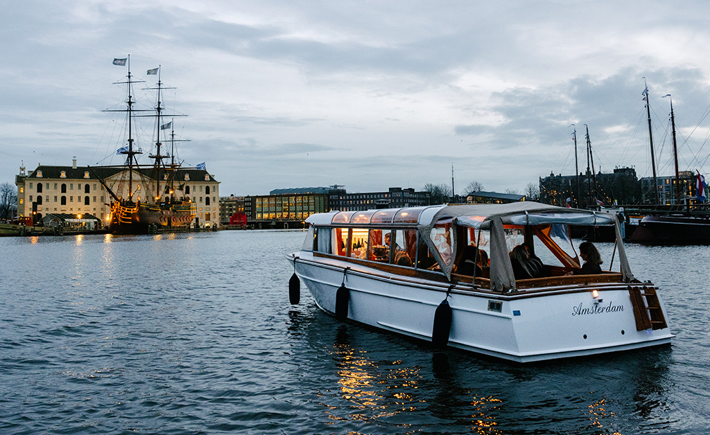 Rent a 12-person saloon boat in Amsterdam