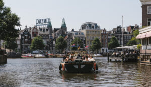 Een Eco Boats salonboot vaart langs Café De Jaren