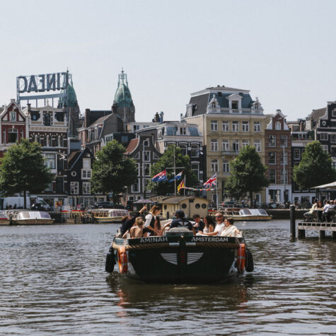 Een Eco Boats salonboot vaart langs Café De Jaren