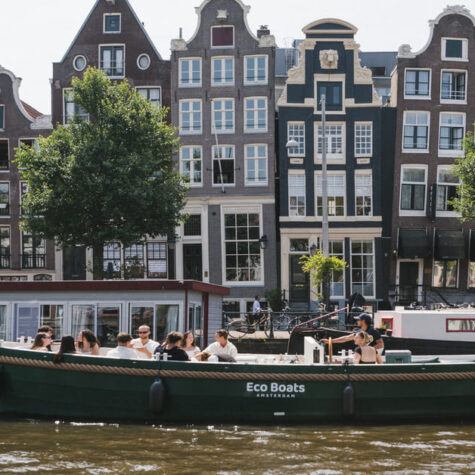 Een Eco Boats-salon op de Amstel, langs de 'dansende huizen'