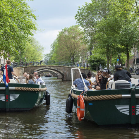 Twee Eco Boats-cruises varen door de grachten van Amsterdam