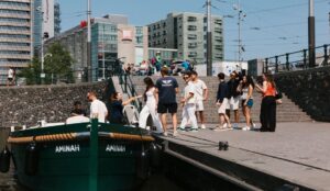 Een groep die aan boord gaat van een Eco Boats Rondvaarten