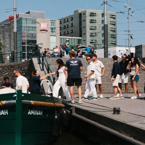 Een groep die aan boord gaat van een Eco Boats Rondvaarten