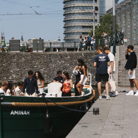 Een groep vrienden die aan boord gaat van de Aperol Spritz Cruise
