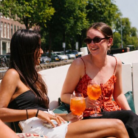 twee vrienden die langs de grachten van een spritz genieten