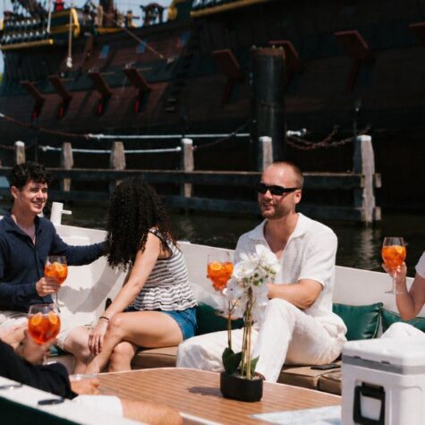Een groep vrienden die in de zon van een spritz drinkje