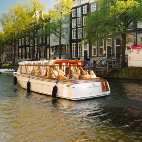 De Barbarella vaart over de Prinsengracht