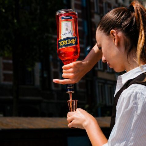 Een barman maakt een Aperol Spritz