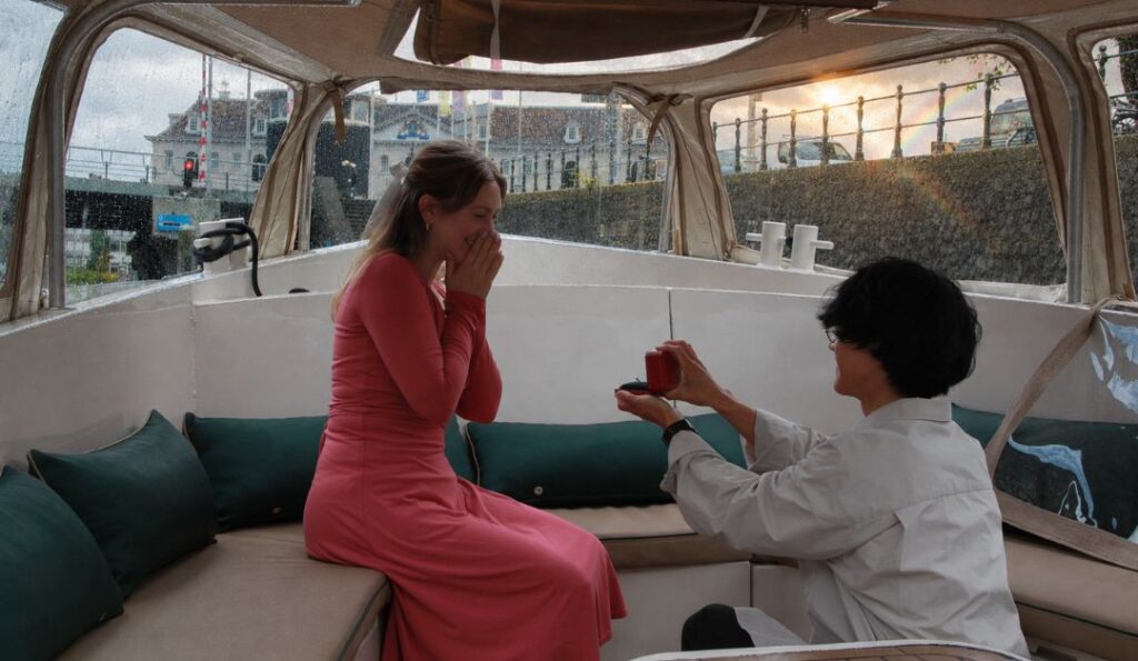 Een aanzoek op een privé sloep van Eco Boats Amsterdam