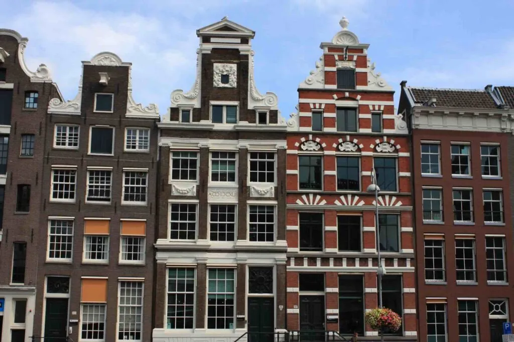Gebouwen met halsgevel in Amsterdam