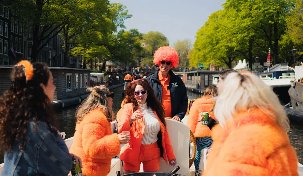 koningsdag rondvaartboot in amsterdam