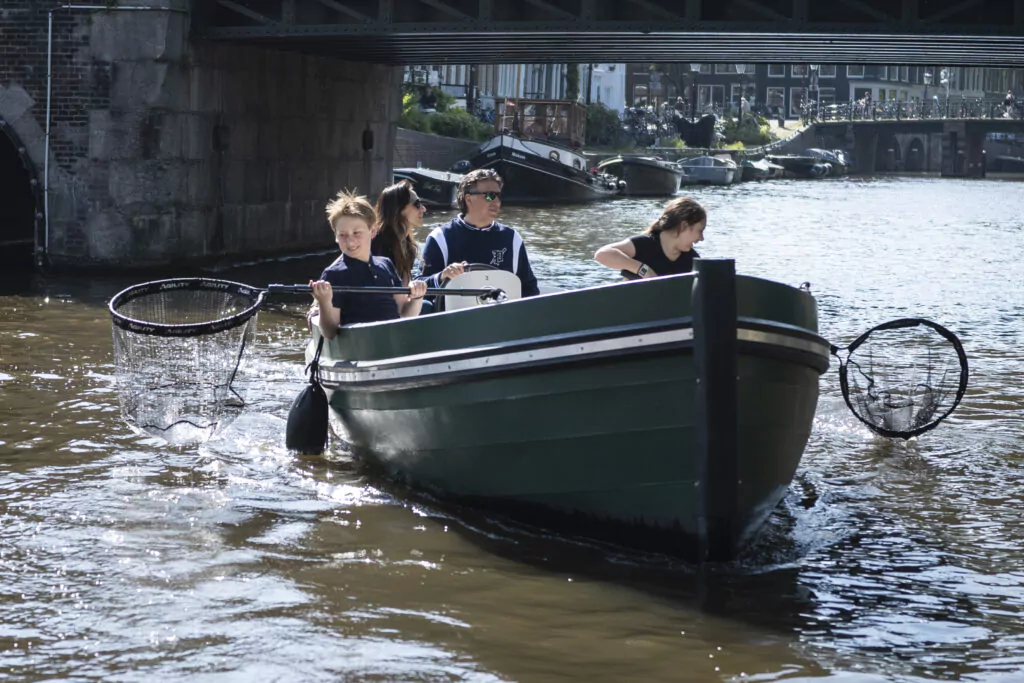 Plastic vissen uit de Amsterdamse grachten tijdens het bootje varen