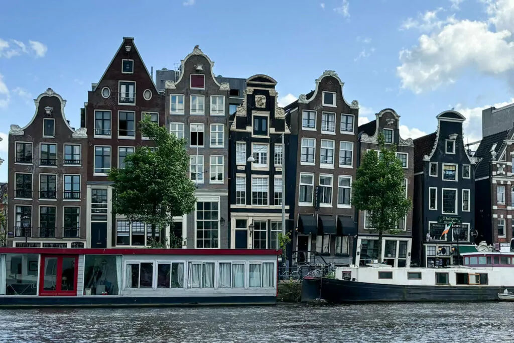 Dansense huizen aanzicht vanaf een boot onder andere met klokgevel