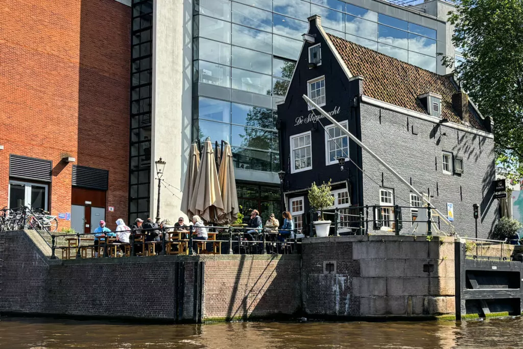 Sluyswacht aanzicht vanaf een boot met tuitgevel