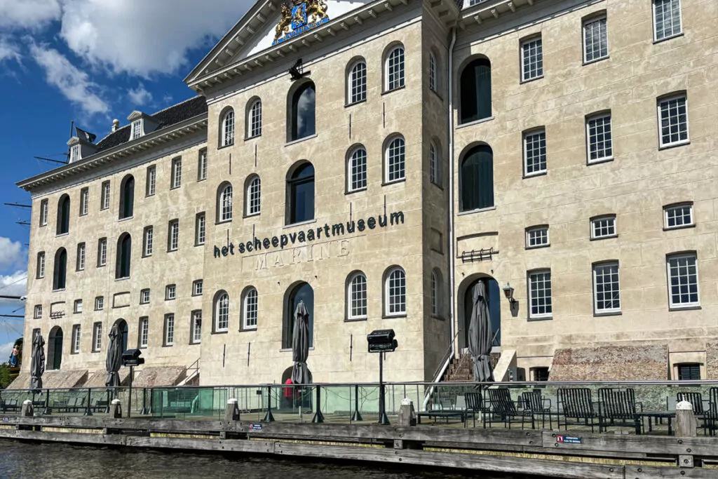 Het Scheepvaartmuseum Amsterdam vanaf het water