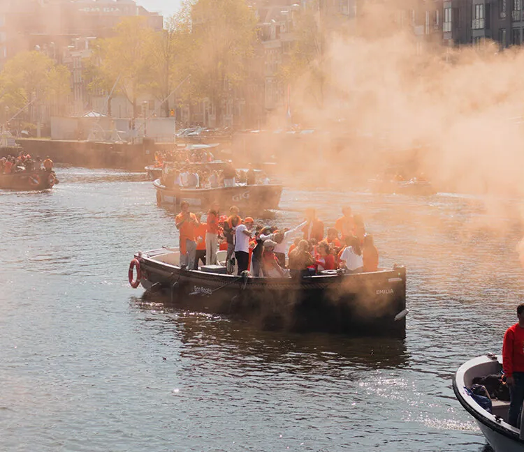 Koningsdag rondvaartboot amsterdam