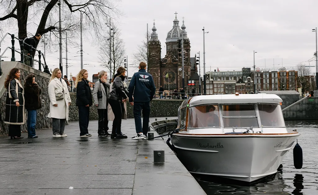 grote salonboot huren in amsterdam
