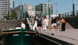 Een groep die aan boord gaat van een Eco Boats Rondvaarten