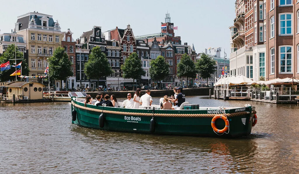 Een Eco Boats-kanaalcruise door de grachten van Amsterdam in de zon