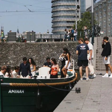 Een groep vrienden die aan boord gaat van de Aperol Spritz Cruise