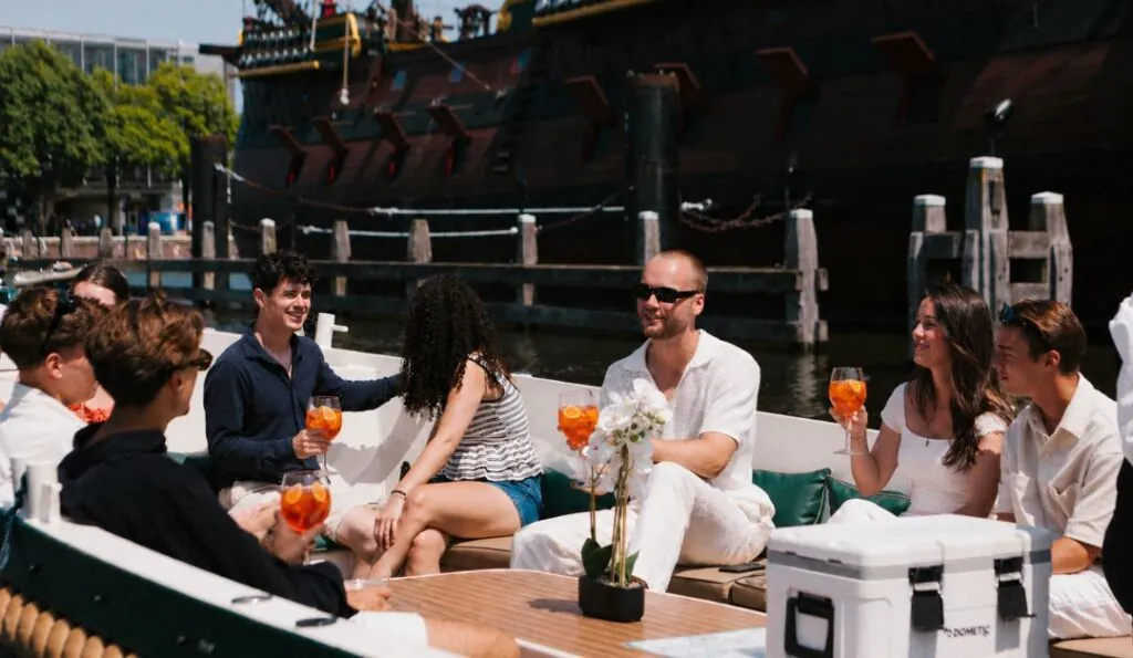 Een groep vrienden die in de zon van een spritz drinkje