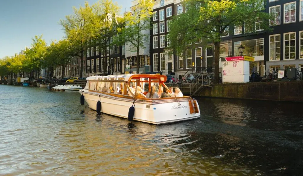 De Barbarella vaart over de Prinsengracht