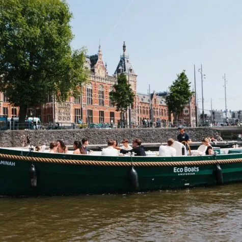 Een rondvaart met Eco Boats langs het Centraal Station
