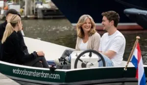 Een moeder viert samen met haar kinderen Moederdag